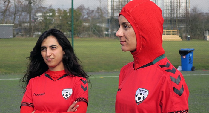 Mode sportive: un maillot hijab pour le football féminin afghan